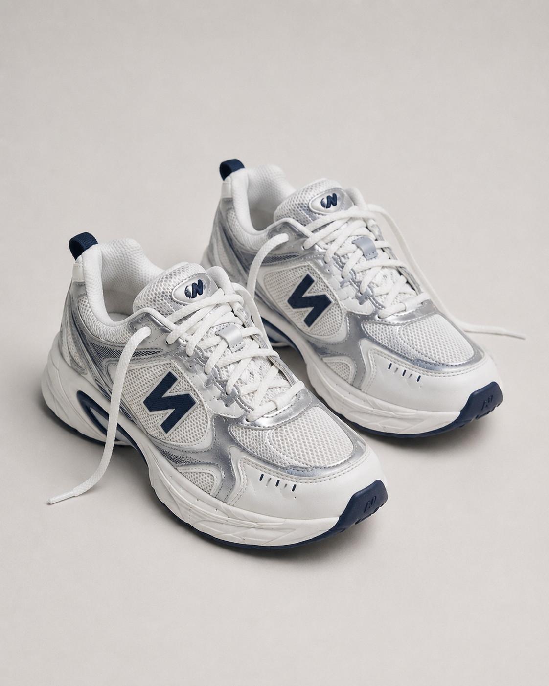 Tenis New Balance 530 Blanco Plateado Azul Marino
